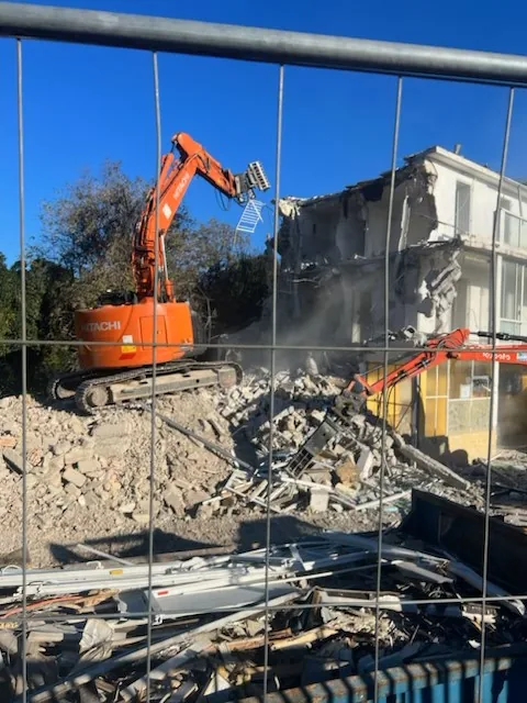 Pelle mécanique MERCIER Environnement en action sur un chantier