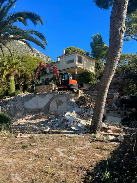 Pelle mécanique MERCIER Environnement sur un chantier de démolition de villa