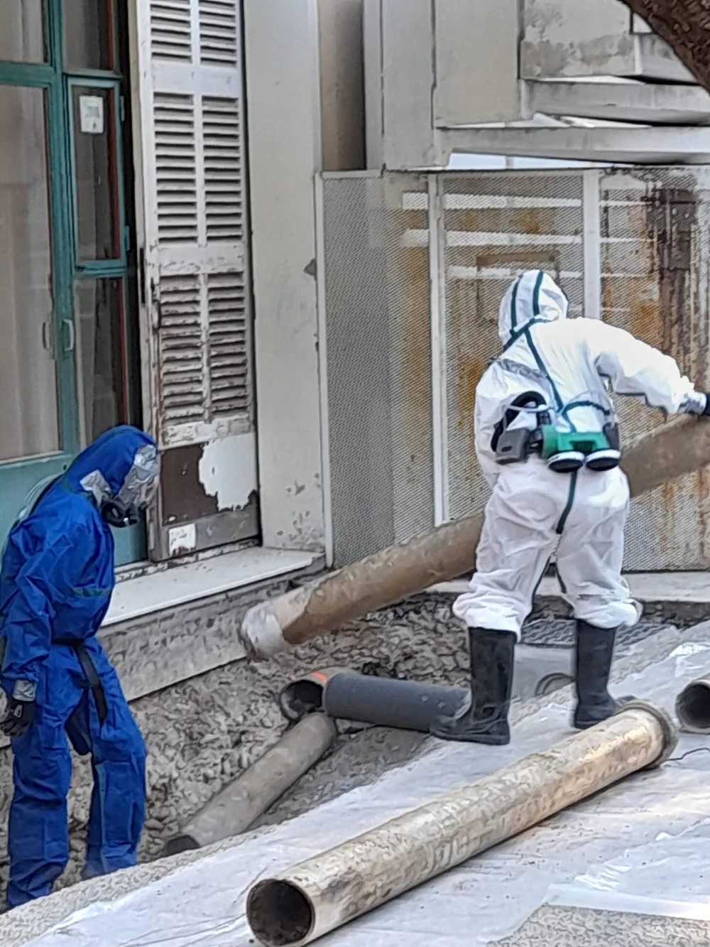 Équipe MERCIER Environnement en combinaison de désamiantage sur un chantier