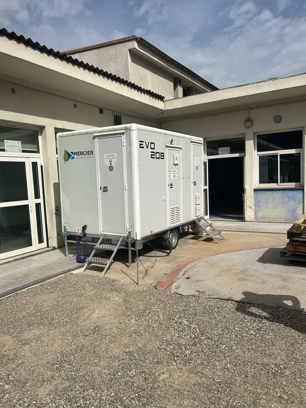 Unité mobile de décontamination MERCIER Environnement sur site