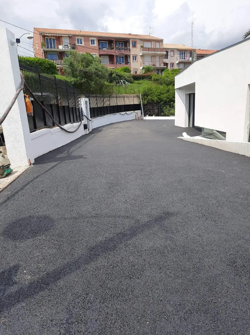 Enrobé noir fini posé par MERCIER Environnement sur un accès de villa