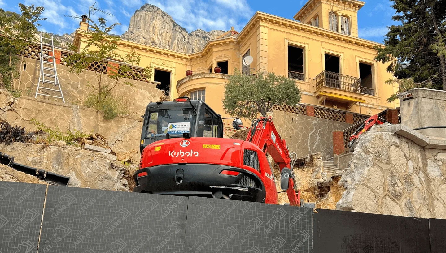 Excavateur MERCIER Environnement sur un chantier de démolition face à la Côte d'Azur